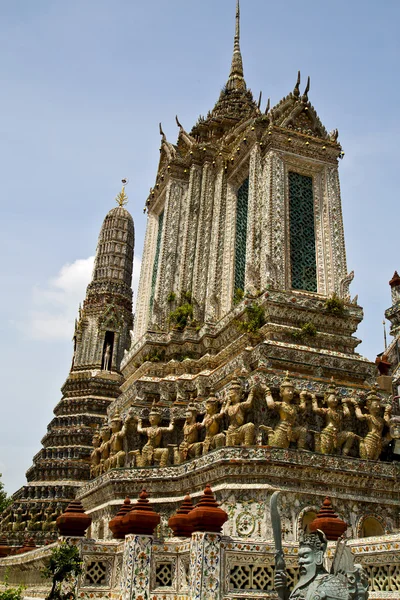 Ásia bangkok ensolarado templo palácios céu e col — Fotografia de Stock