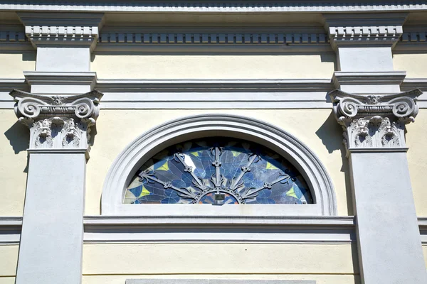 Sumirago rosa ventana y pared de mosaico en el día soleado — Foto de Stock