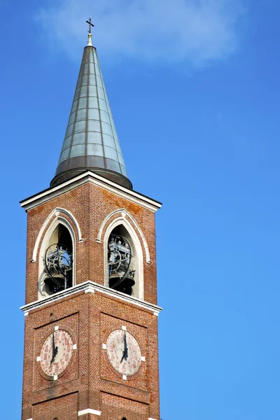 Varano muur en kerktoren bell zonnige dag — Stockfoto