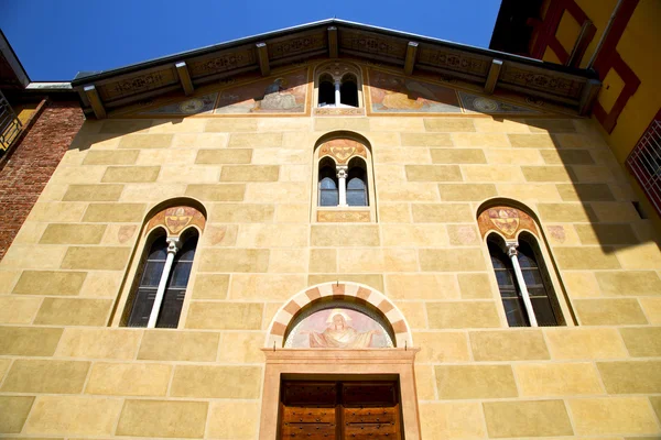Güneşli bir gün İtalya kilise tradate giriş ve windows — Stok fotoğraf