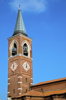 Varano borghi eski İtalya duvar ve kilise kule güneş