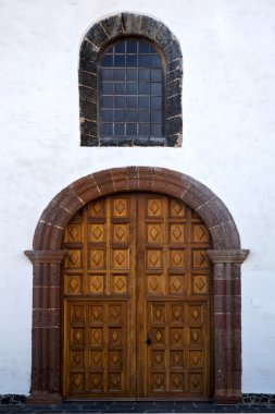 Lanzarote İspanya canarias kahverengi pirinç tokmağı ve beyaz duvar  