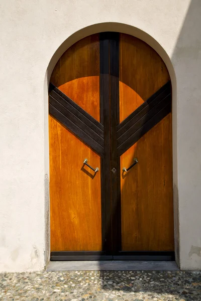 Abstraktní křížové mosaz uzavřené dřevěné dveře albizzate varese ital — Stock fotografie