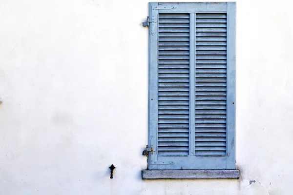 Cinzento janela viladosia palácios em tijolo de concreto — Fotografia de Stock