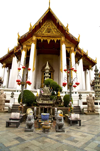 Templo de ouro bangkok árvore pavimento — Fotografia de Stock