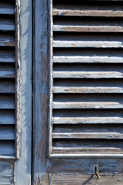 Grijze venster castellanza blind in de concrete bakstenen — Stockfoto