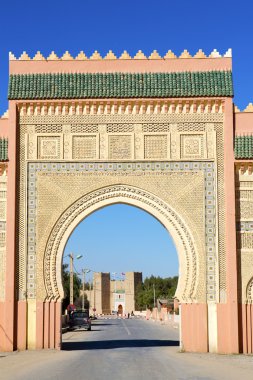 Fas kemer içinde Afrika eski yapılar sokak mavi gökyüzü