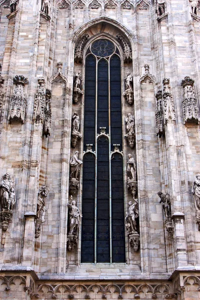 Italien kyrkliga mwindow framsidan av duomo i Milano och colum — Stockfoto