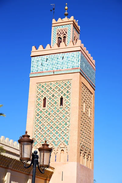 摩洛哥非洲尖塔和蓝色的路灯 — 图库照片