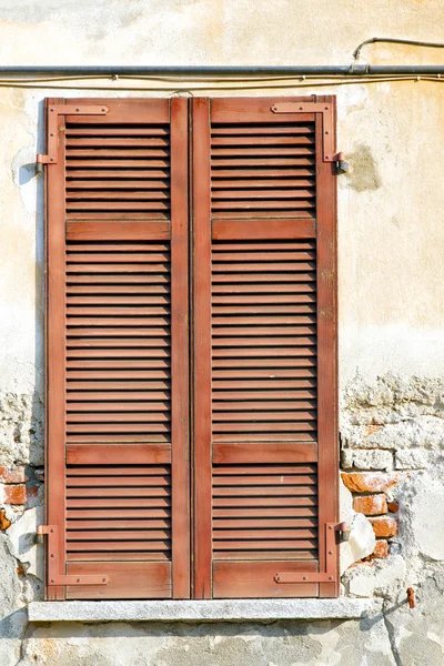 Red window  varano  i palaces italy      sunny       venetian bl — Stock Photo, Image