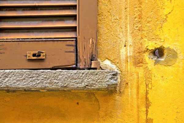 Incision   house  window   yellow — Stock Photo, Image