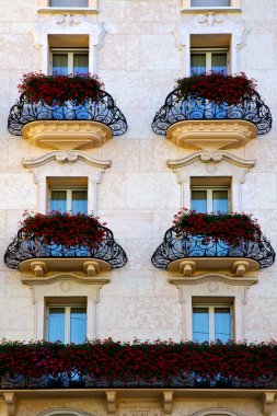 İsviçre eski duvar ve çiçek Teras şehir luga merkezinde