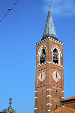 Varano İtalya için duvar ve kilise kule çan güneşli gün 