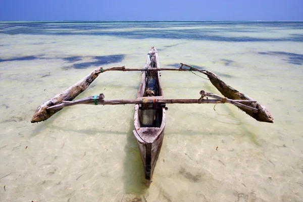 Relax de zanzíbar costa africana barco pirague en el azul — Foto de Stock