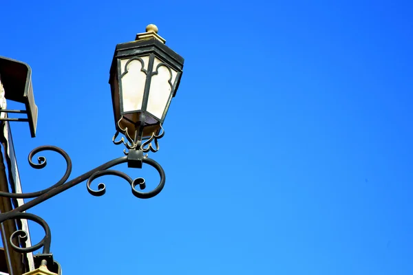 Lâmpada lanterna morocco ao ar livre e céu — Fotografia de Stock