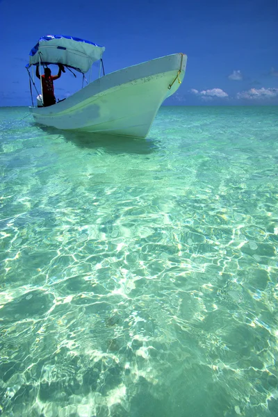 Barraca na lagoa azul relaxar e barco no México — Fotografia de Stock