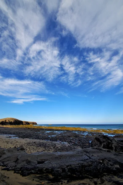 Ljus isle skum rock Spanien liggande sten himlen moln — Stockfoto