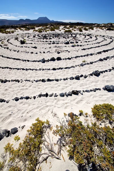 Испанский холм белый пляж черный скалы Лансароте — стоковое фото