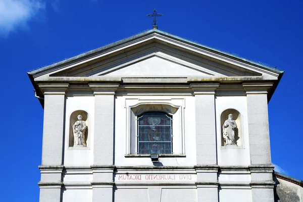 Sumirago cross church varese italy   wall  the sky sunny — Stock Photo, Image