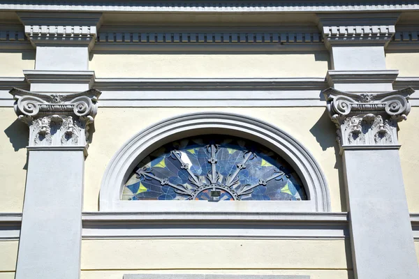 Sumirago Rosenfenster und Mosaikwand am sonnigen Tag — Stockfoto