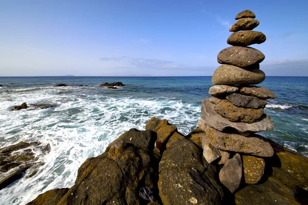 Lanzarote coastline  froth   pond  rock sky cloud beach     mu — Stock Photo, Image