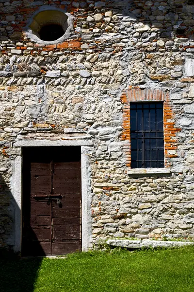 Porta marrone europa il milano vecchia finestra chiusa mattone gr — Foto Stock