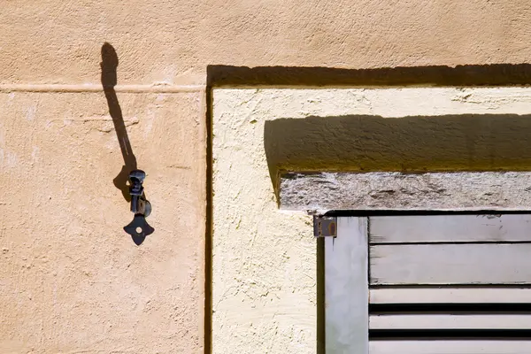 Jerago ventana madera hormigón veneciano — Foto de Stock