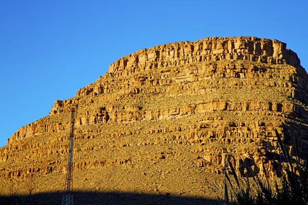 Afrika Fas atlas Vadisi elektrik hattı yüksek — Stok fotoğraf