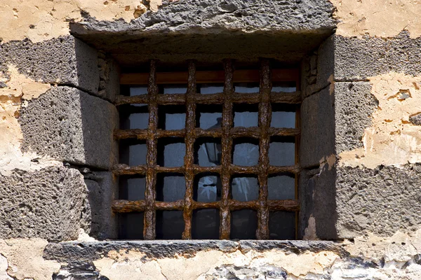 Brown vervormd kasteel venster muur arrecife lanzarote Spanje — Stockfoto