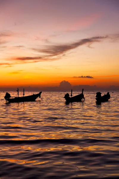 Chine méridionale mer lever du soleil bateau et la mer dans thailand kho — Photo