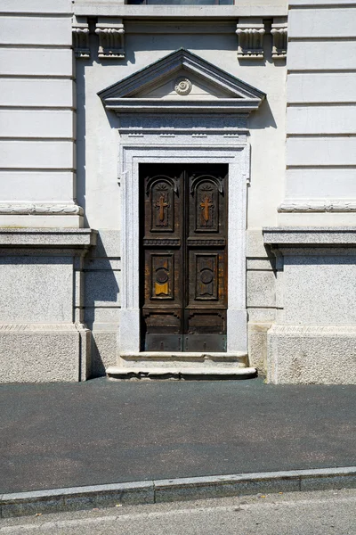 Velho castronno itália o velho muro e porta da igreja — Fotografia de Stock