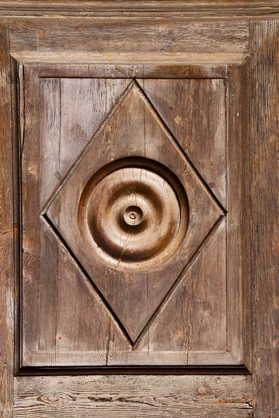 Golpeador marrón de latón oxidado abstracto en un solbiato de madera cerrada — Foto de Stock