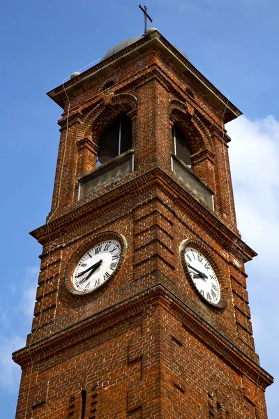 Santo a y torre de la iglesia soleado —  Fotos de Stock