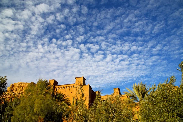 Temporada nubes africa en viejo contruction pueblo — Foto de Stock