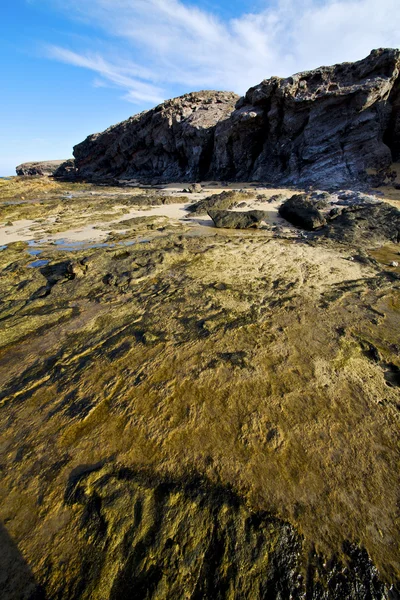 Praia de sal água leve na ilha de lanzarote — Fotografia de Stock