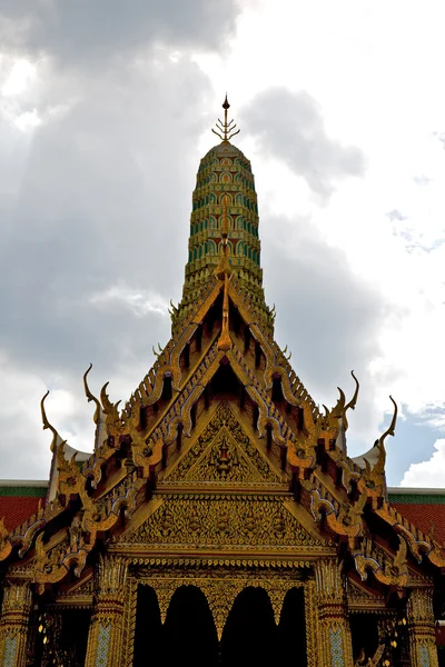 Thailand    cross colors roof wat  palaces   asia sky — Stock Photo, Image