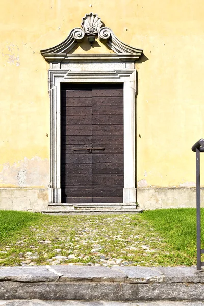 Gräset arsago seprio abstrakt dörren curch stängd trä Italien — Stockfoto