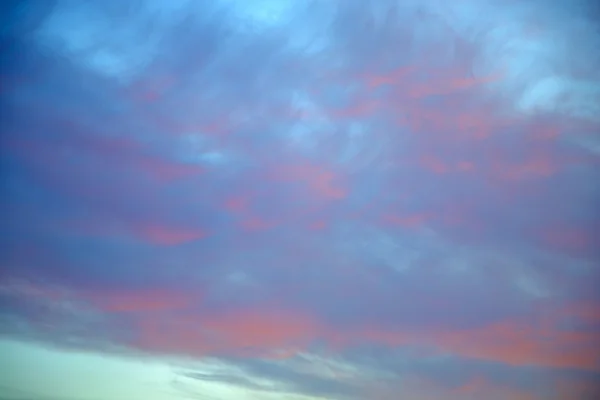 Свет в голубом небе белый розовый — стоковое фото