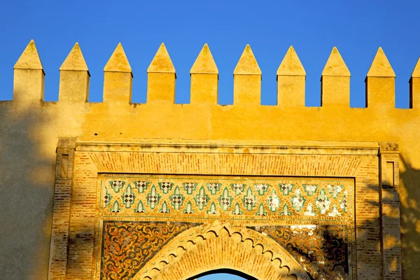 Arco de morocco em áfrica rua de construção velha o céu azul — Fotografia de Stock