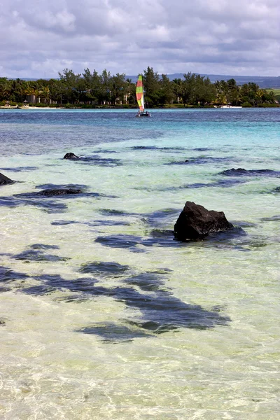 Båt med skumma footstepocean vissa sten i mauritius blue bay — Stockfoto