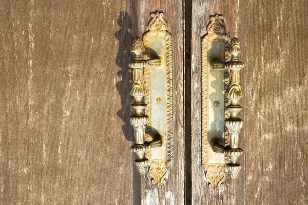 Lentate astratto ottone arrugginito bussare marrone in porta — Foto Stock