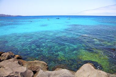 Beyaz kıyısında lanzarote İspanya plaj gemi