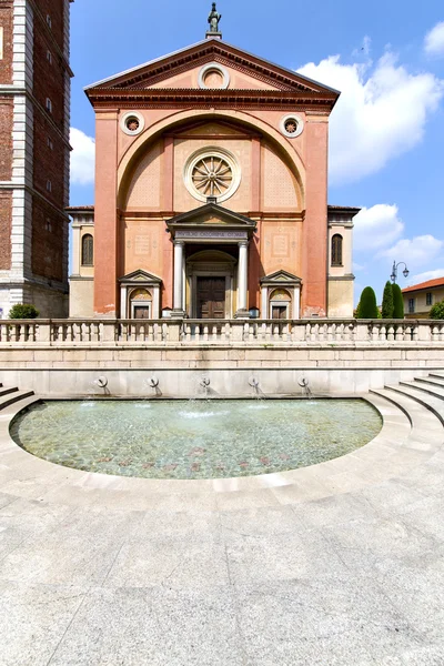 Legnano gamla kyrkan stängd fontänen — Stockfoto