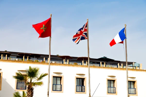 Bandeira do mundo acenando na cor do céu azul e morocco — Fotografia de Stock