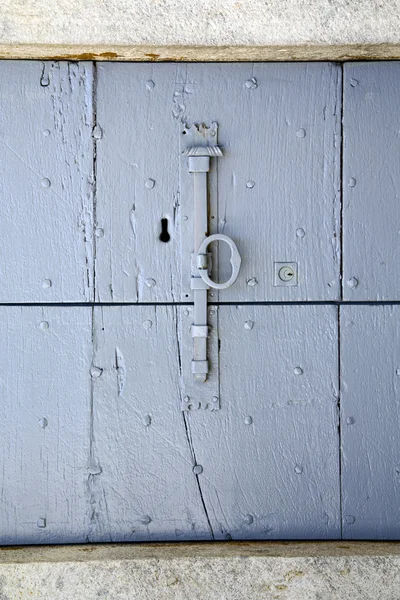 Villadosia   brown knocker in a  door curch    lombardy italy — Stock Photo, Image