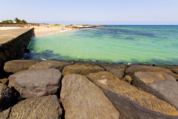 Witte kust in Spanje stenen water en in de zomer — Stockfoto
