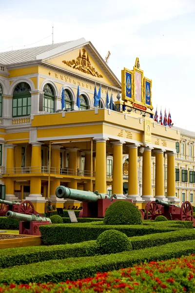 Cannon bangkok  thailand   architecture  garden  steet — Stock Photo, Image