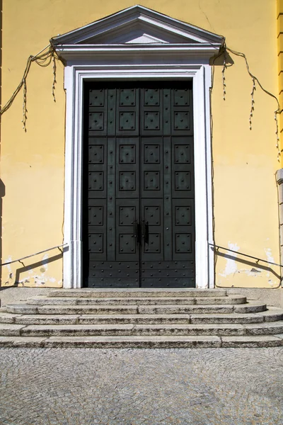 Brass   knocker and wood  door in a church   gallarate — Stock Photo, Image