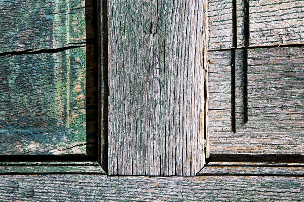 Bruin knocker en houten deur cairate varese, Italië — Stockfoto