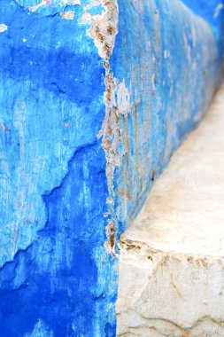 doku duvar içinde mavi ve adım